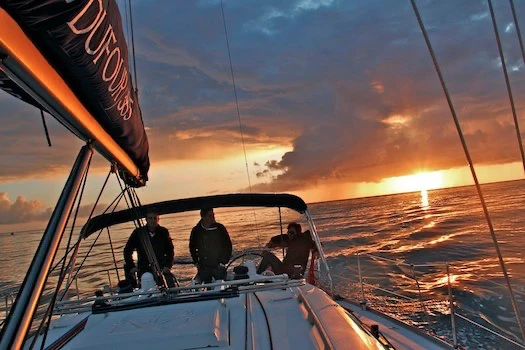 Barca a vela al tramonto